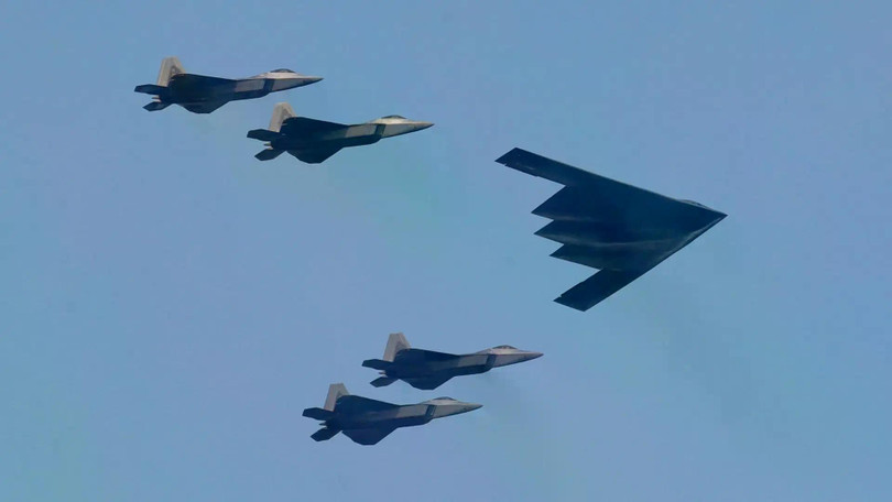 Một máy bay ném bom tàng hình B-2 Spirit của Northrop Grumman được hộ tống bởi 4 máy bay chiến đấu F-35. Ảnh: Getty.