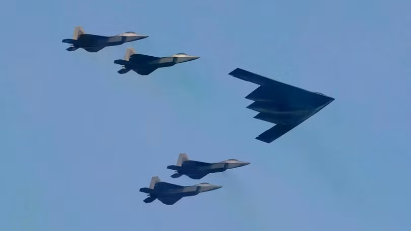 Một máy bay ném bom tàng hình B-2 Spirit của Northrop Grumman được hộ tống bởi 4 máy bay chiến đấu F-35. Ảnh: Getty.