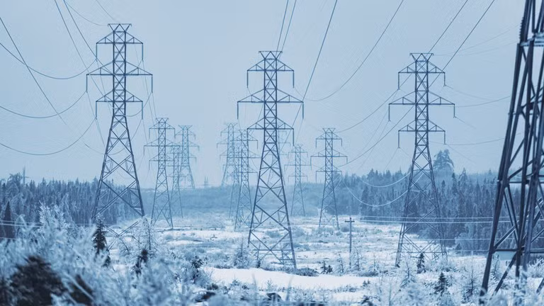 Mạng lưới điện Ukraine bị ảnh hưởng nặng nề sau đòn tấn công đáp trả của Nga. Ảnh: Getty.