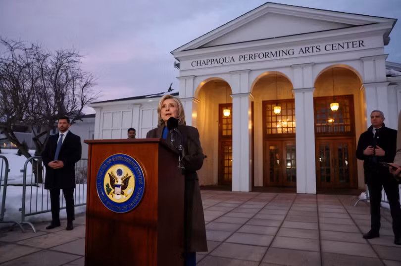 Cựu Ngoại trưởng Hillary Clinton phát biểu trước báo giới bên ngoài Trung tâm Nghệ thuật Biểu diễn Chappaqua, vào ngày bà ra hầu tòa để lấy lời khai trong cuộc điều tra của Ủy ban Giám sát Hạ viện về Jeffrey Epstein, ngày 26/2. Ảnh: Reuters.