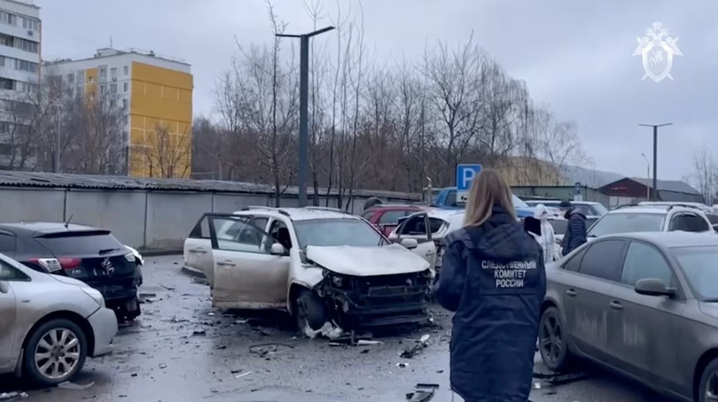 Một điều tra viên làm việc tại hiện trường vụ đánh bom xe khiến Trung tướng Fanil Sarvarov, người đứng đầu Cục huấn luyện tác chiến quân đội thuộc Bộ Tổng tham mưu Nga, thiệt mạng ở Moscow, Nga, ngày 22/12. Ảnh: Reuters.