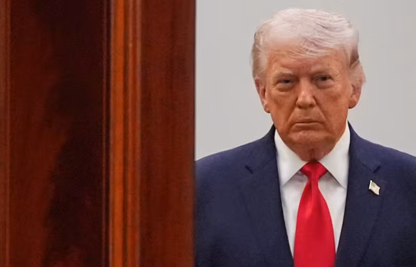 Tổng thống Mỹ Donald Trump bước ra từ Phòng Xanh để phát biểu về cuộc chiến tranh với Iran, tại Nhà Trắng vào ngày 1/4. Ảnh: Reuters.