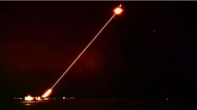 Một cuộc thử nghiệm vũ khí laser DragonFire được tiến hành tại Hebrides ở Scotland. Ảnh: IE.
