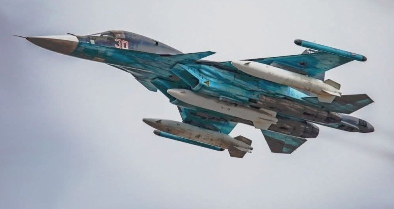 Su-34 với thùng nhiên liệu phụ bên ngoài dung tích 3000 lít. Ảnh: MW.