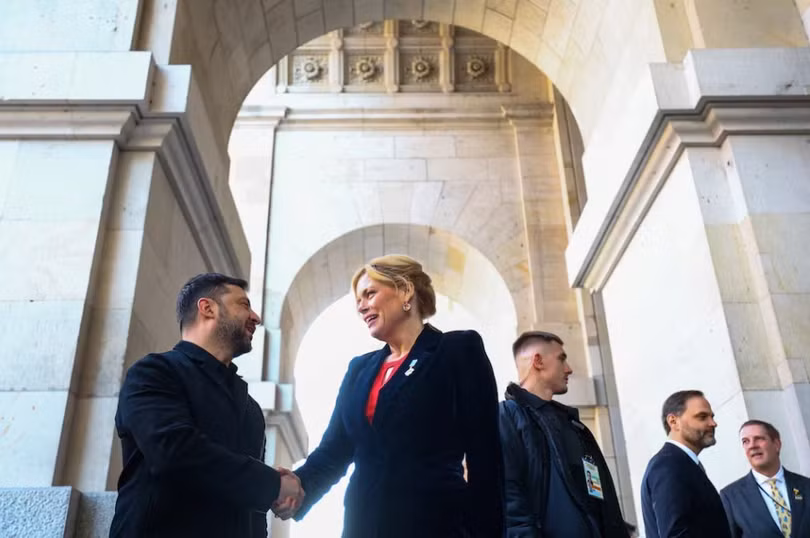 Chủ tịch Quốc hội Đức Julia Kloeckner chào đón Tổng thống Ukraine Volodymyr Zelensky trước thềm cuộc hội đàm tại Hạ viện Đức ở Berlin, ngày 15/12. Ảnh: Reuters.