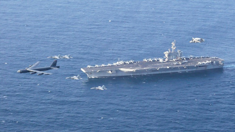 Tàu sân bay USS Abraham Lincoln tiến hành các cuộc tập trận trong khu vực thuộc trách nhiệm của Bộ Tư lệnh Trung ương Mỹ. Ảnh: Getty.