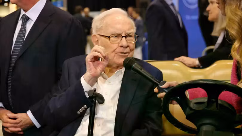 Warren Buffett và Greg Abel tham dự cuộc họp thường niên của các cổ đông Berkshire Hathaway tại Omaha, Nebraska vào ngày 3/5/2025. Ảnh: CNBC.