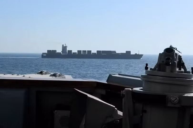 Hình ảnh tàu chở hàng M/V Touska mang cờ Iran khi tàu khu trục mang tên lửa dẫn đường Aegis lớp Arleigh Burke USS Spruance của Hải quân Mỹ thực hiện việc đánh chặn tại vị trí được xác định là phía bắc Biển Arab, trong ảnh chụp màn hình từ một video được đăng ngày 19/4. Ảnh: Reuters.