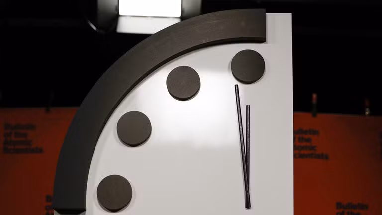 Đồng hồ Ngày tận thế chỉ còn 85 giây là tới nửa đêm, phản ánh mức độ nguy hiểm tăng cao. Ảnh: Getty.