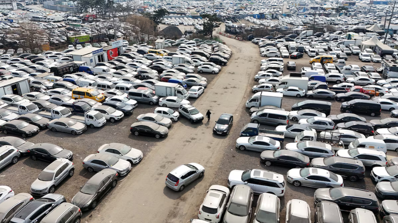 Hình ảnh từ trên cao cho thấy những chiếc xe ô tô đã qua sử dụng, chủ yếu được xuất khẩu sang các nước Trung Đông, đang đậu tại một khu phức hợp xuất khẩu xe cũ ở Incheon, Hàn Quốc ngày 16/3. Ảnh: Reuters.