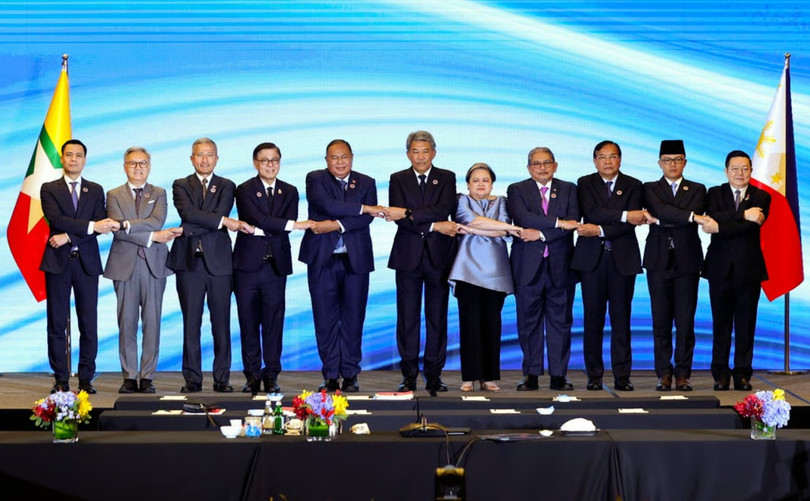 Các Ngoại trưởng ASEAN chụp ảnh lưu niệm tại cuộc họp đặc biệt ở Kuala Lumpur để thảo luận về xung đột Campuchia-Thái Lan hôm 22/12. Ảnh: Xinhua.