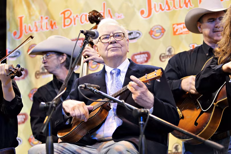 Tỷ phú Warren Buffett thường chơi đàn Ukelele và đánh bài Bridge. Ảnh: CNBC.