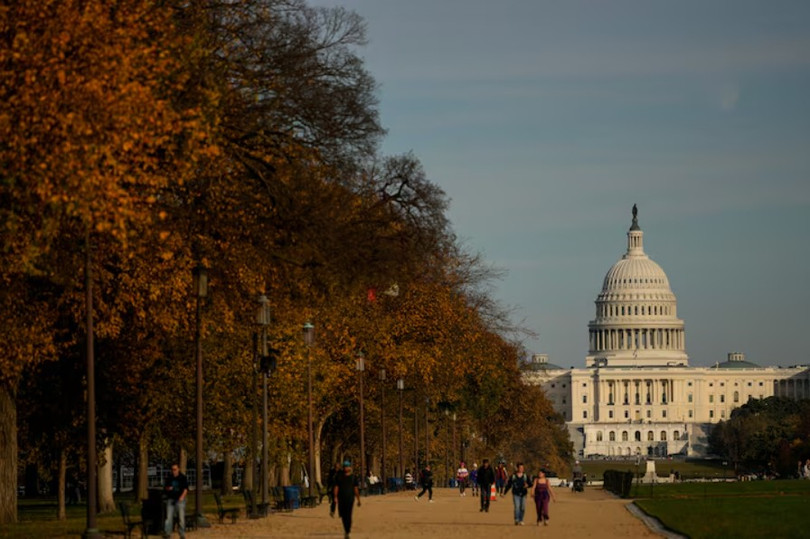 Người dân đi bộ dọc theo National Mall, nhìn về phía tòa nhà Quốc hội Mỹ tại Washington, D.C., ngày 2/11. Ảnh: Reuters.