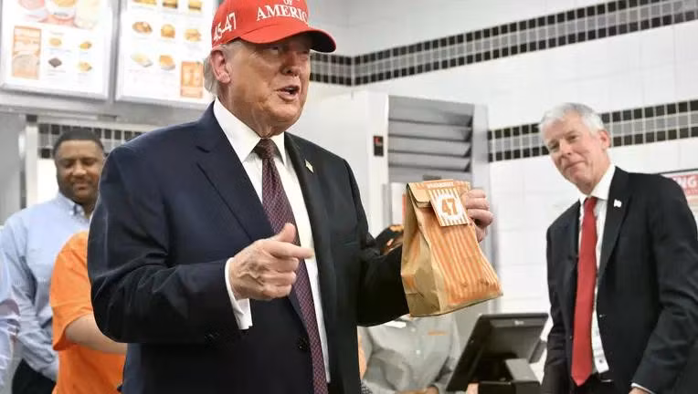 Tổng thống Mỹ Donald Trump đến thăm nhà hàng Whataburger ở Corpus Christi, Texas, vào thứ Sáu, ngày 27/2. Ảnh: AFP.