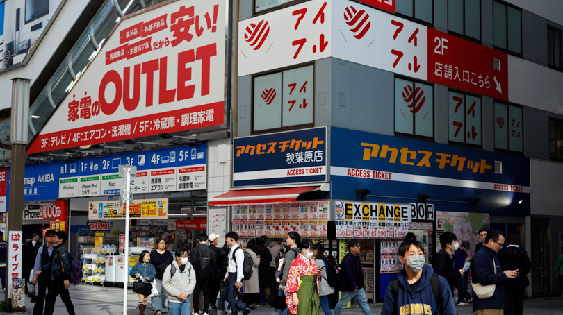 Các doanh nghiệp nhỏ và hộ gia đình Nhật Bản đang phải đối mặt với tác động kép của giá năng lượng tăng vọt và đồng yen suy yếu. Ảnh: EPA.