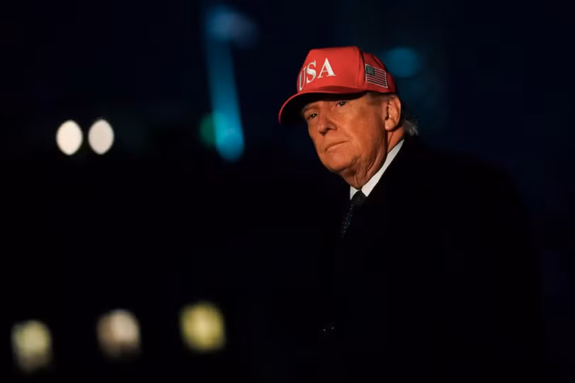 Tổng thống Mỹ Donald Trump trở về Nhà Trắng hôm 1/3, sau khi Israel và Mỹ phát động các cuộc tấn công nhằm vào Iran. Ảnh: Reuters.