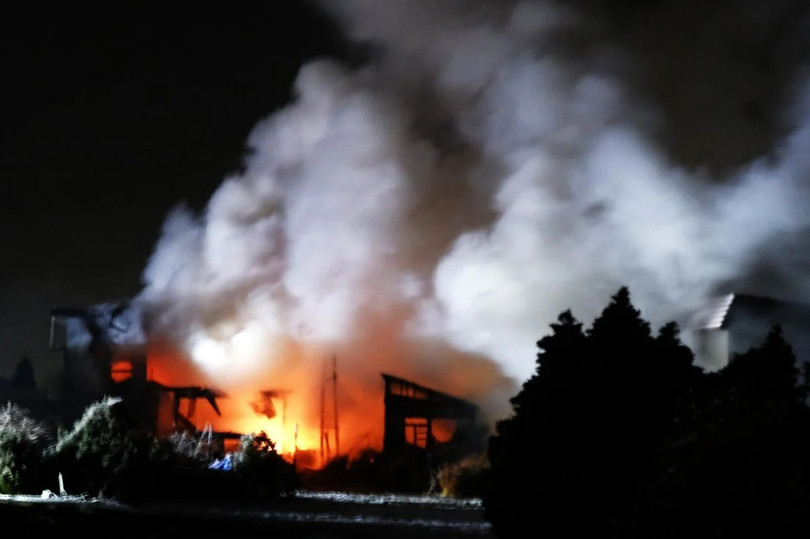 Một ngôi nhà bốc cháy sau trận động đất mạnh xảy ra ở Aomori, đông bắc Nhật Bản, vào sáng sớm 9/12. Ảnh: EPA.