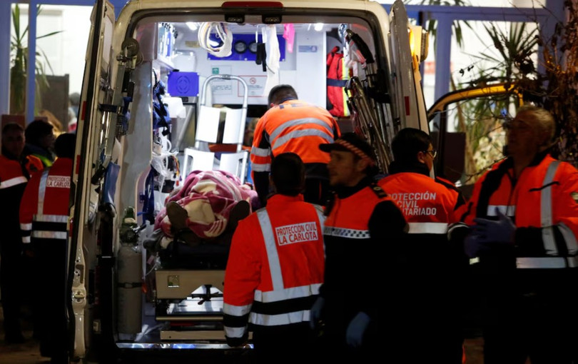 Những người bị ảnh hưởng bởi vụ tai nạn được chuyển đến và điều trị tại Bệnh viện Thành phố Caseta ở thị trấn Adamuz, ngày 18/1. Ảnh: Reuters.
