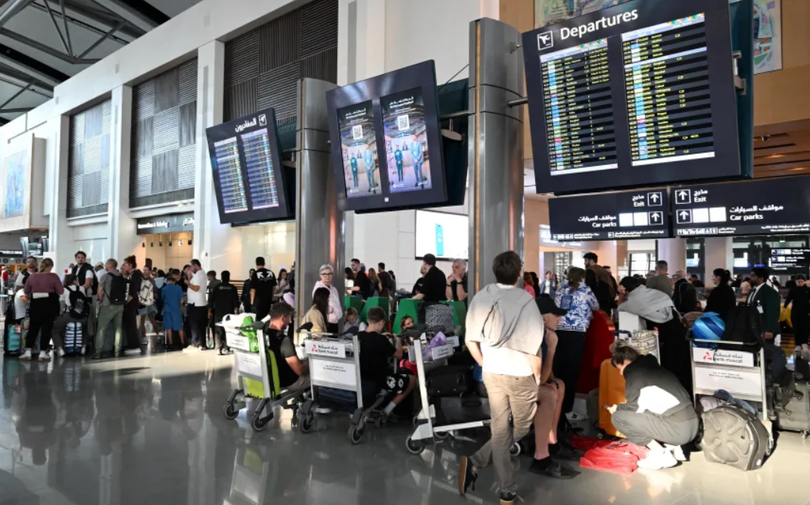 Hành khách chờ đợi tại Sân bay Quốc tế Muscat ở Oman vào ngày 5/3. Ảnh: Reuters.