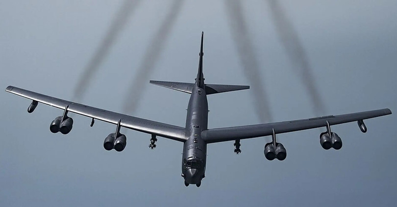 Máy bay ném bom B-52H Stratofortress đang bay. Ảnh: IE.