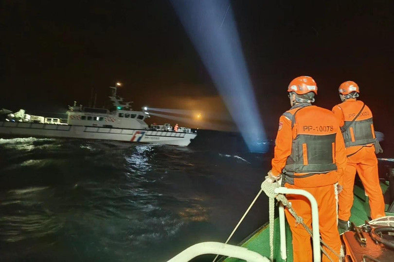 Thời tiết lạnh giá và sóng lớn đã gây khó khăn cho công tác tìm kiếm phi công mất tích, người đã nhảy dù khỏi máy bay chiến đấu F-16V vào tối thứ Ba. Ảnh: CNA.