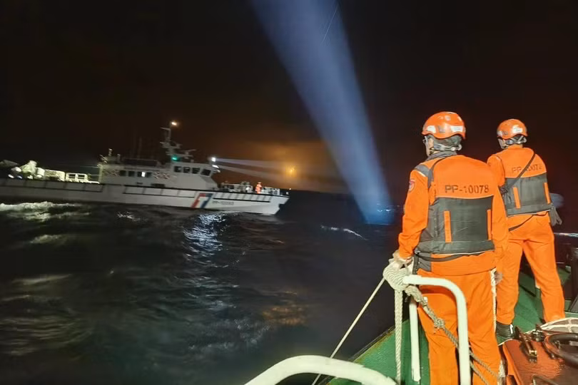 Thời tiết lạnh giá và sóng lớn đã gây khó khăn cho công tác tìm kiếm phi công mất tích, người đã nhảy dù khỏi máy bay chiến đấu F-16V vào tối thứ Ba. Ảnh: CNA.