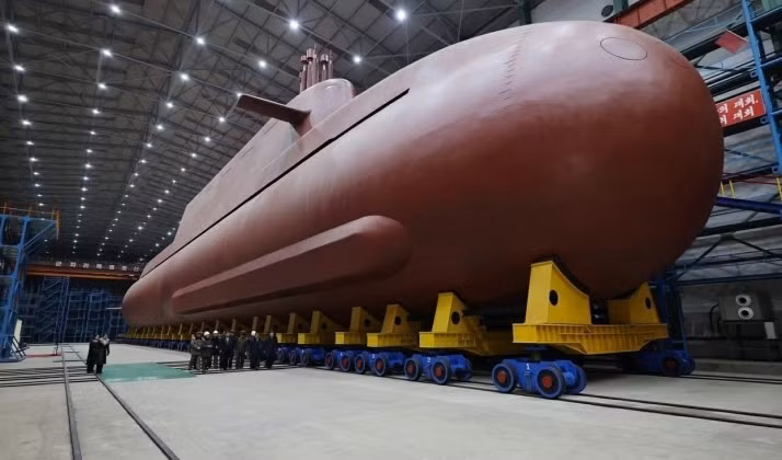Tàu ngầm chạy bằng năng lượng hạt nhân đầu tiên của Triều Tiên. Ảnh: MW.