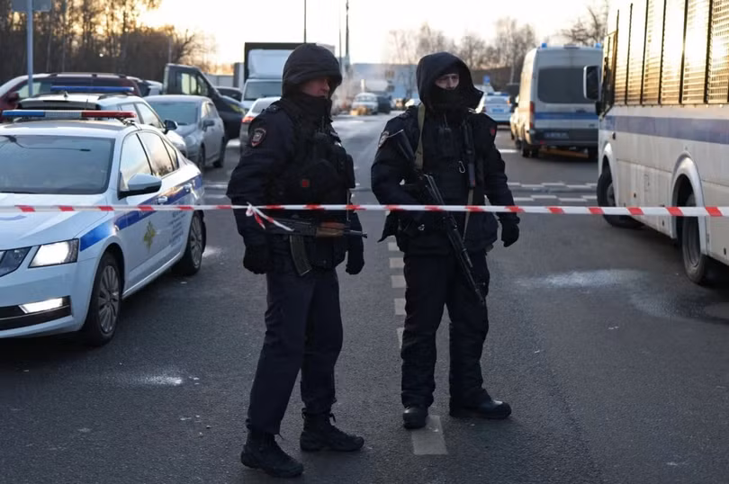 Các sĩ quan cảnh sát phong tỏa con đường gần hiện trường vụ nổ chết người hôm 24/12. Ảnh: Reuters.