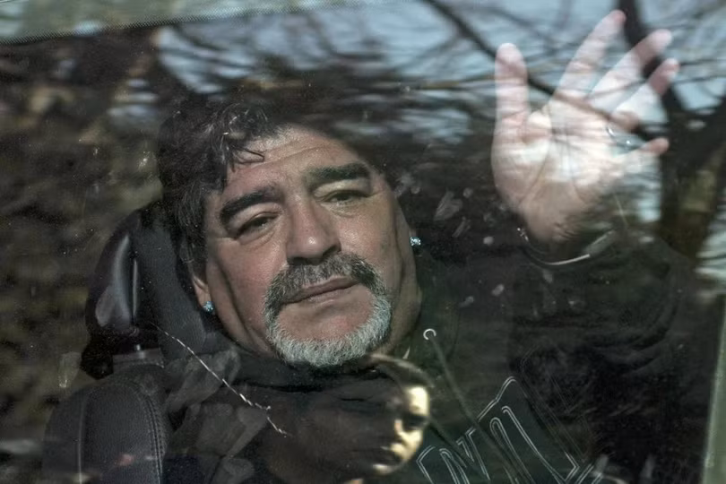 Diego Maradona vẫy tay chào người hâm mộ tại Buenos Aires, Argentina năm 2015. Huyền thoại bóng đá đã qua đời năm 2020. Ảnh: AFP.