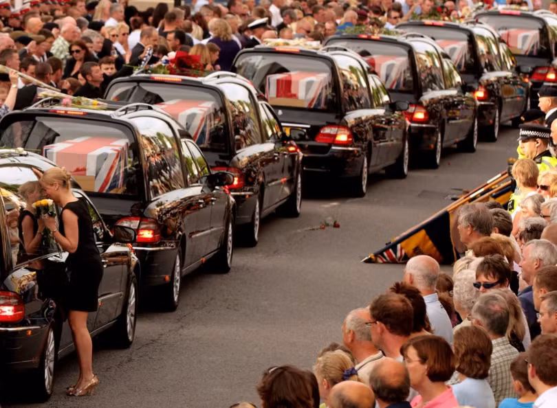 Người dân bày tỏ sự thương tiếc khi thi thể của 7 binh sĩ Anh thiệt mạng ở Afghanistan được đưa qua đường ở Wootton Bassett, Anh vào ngày 29/6/2010. Ảnh: Getty.