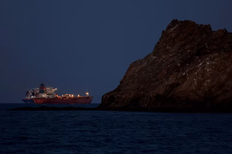 Tàu chở dầu Callisto đang neo đậu tại Muscat, Oman, ngày 10/3, trong bối cảnh giao thông giảm mạnh ở eo biển Hormuz do xung đột giữa Mỹ và Israel với Iran. Ảnh: Reuters.