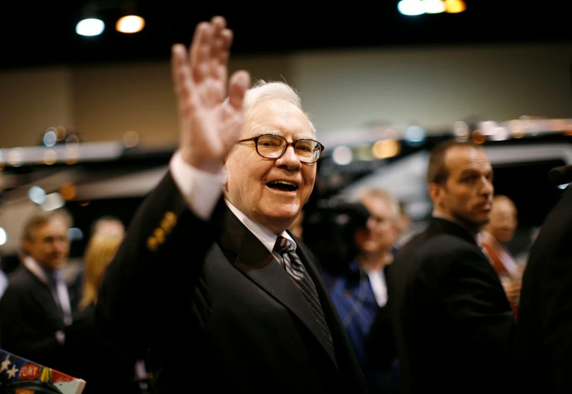 Warren Buffett chào hỏi các cổ đông trong cuộc họp thường niên của cổ đông Berkshire Hathaway tại Omaha, Nebraska, năm 2008. Ảnh: Reuters.