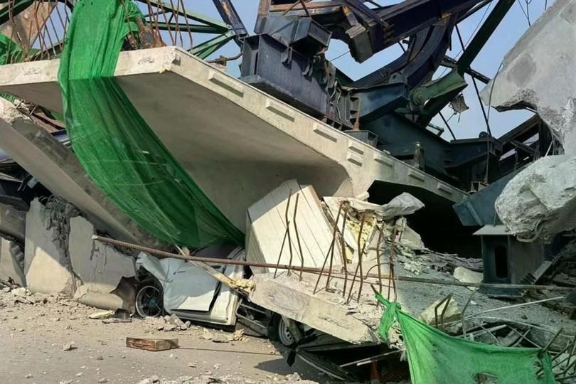 Một chiếc ô tô bẹp dúm nằm giữa đống đổ nát sau khi một cần cẩu sập tại công trình đường cao tốc Rama II đang thi công, hôm 15/1. Ảnh: Xinhua.