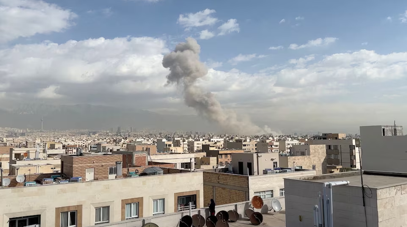Khói bốc lên sau một vụ nổ, sau khi Bộ trưởng Quốc phòng Israel Israel Katz tuyên bố Israel đã phát động một cuộc tấn công phủ đầu chống lại Iran, tại Tehran, Iran ngày 28/2. Ảnh: Reuters.