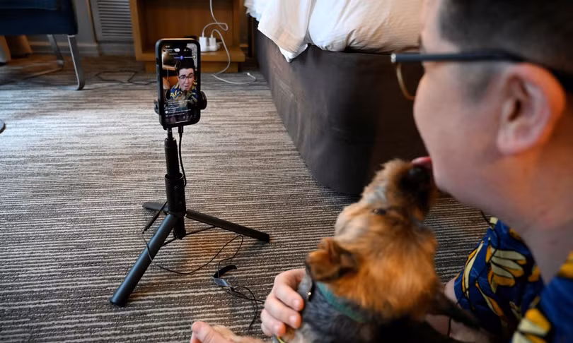 Người có sức ảnh hưởng trên mạng xã hội (Influencer) Vitus "V" Spehar quay một video dành cho hàng triệu người theo dõi. Ảnh: Reuters.