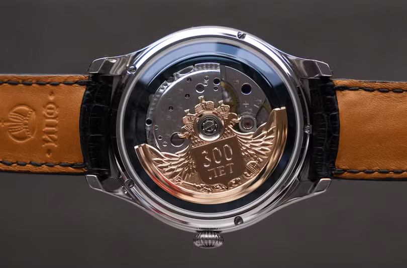 Một nhân viên đang trình diễn chiếc đồng hồ tại Nhà máy Đồng hồ Raketa ở Peterhof, thuộc Saint Petersburg, Nga, ngày 1/4/2026. Ảnh: Reuters.