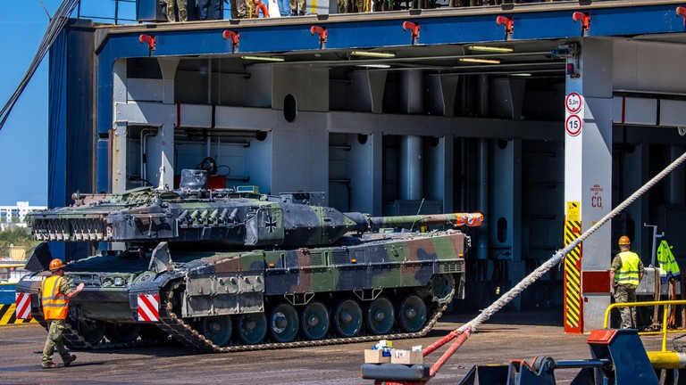 Một chiếc xe tăng A7V Leopard 2 của quân đội Đức đang được chất lên phà gần Rostock, Đức, ngày 3/5/2024. Ảnh: Getty.
