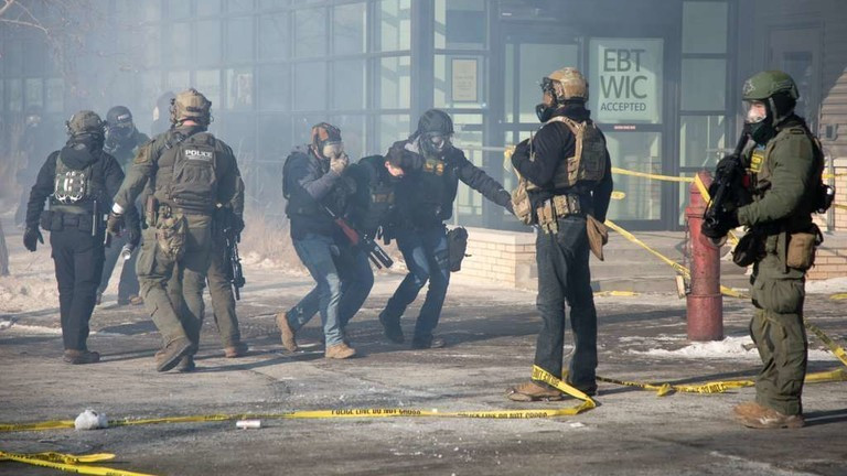 Các đặc vụ liên bang đã bắn hơi cay trong một cuộc biểu tình sau vụ nổ súng ở Minneapolis, Mỹ vào ngày 24/1. Ảnh: Getty.