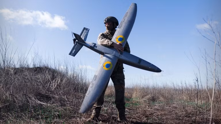 Một binh sĩ Ukraine ôm chiếc UAV tấn công Marsianin tại vùng Kharkov. Ảnh: Getty.