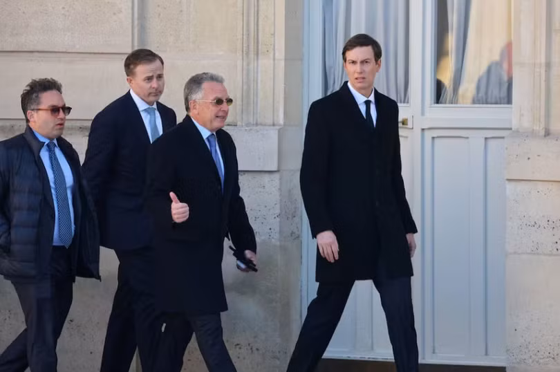 Đặc phái viên Mỹ Steve Witkoff và Jared Kushner, con rể của Tổng thống Mỹ Donald Trump, trước thềm hội nghị thượng đỉnh của "Liên minh tự nguyện" tại Điện Élysée ở Paris, Pháp ngày 6/1. Ảnh: Reuters.