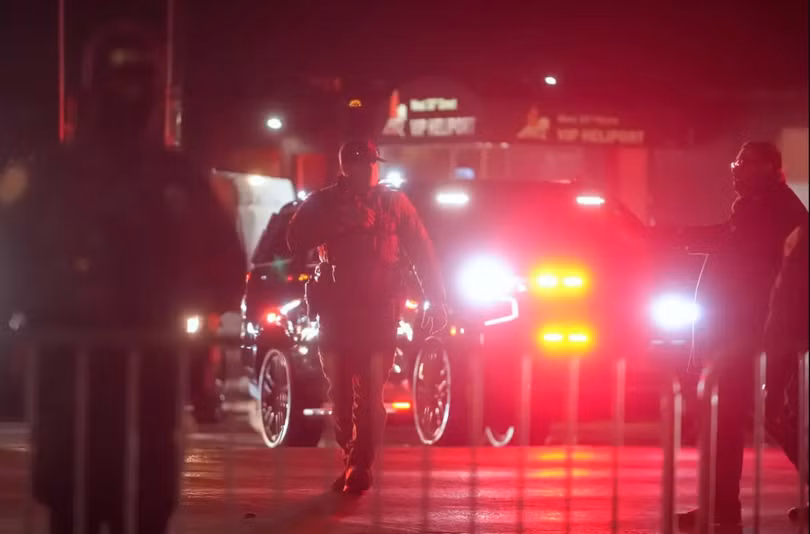 Cảnh tượng bên ngoài Trung tâm Giam giữ Metropolitan vào hôm 3/1 khi Tổng thống Venezuela Nicolas Maduro bị áp giải đến. Ảnh: Getty.