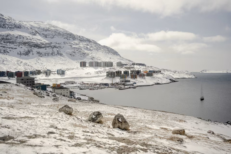 Một khu dân cư ở Nuuk, trên đảo Greenland. Ảnh: WSJ.