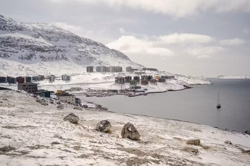 Một khu dân cư ở Nuuk, trên đảo Greenland. Ảnh: WSJ.