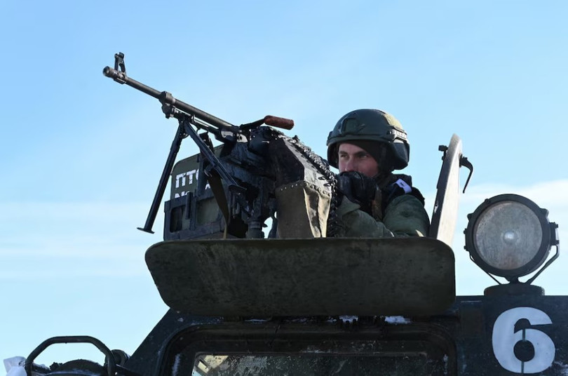 Một binh sĩ Nga thuộc đơn vị công binh độc lập của Quân khu phía Nam đang nhắm bắn trong một cuộc huấn luyện chiến đấu cường độ cao tại vùng Rostov, Nga ngày 19/1. Ảnh: Reuters.