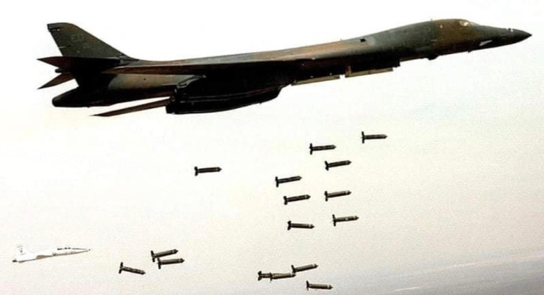 Máy bay ném bom B-1B của Không quân Mỹ đang thả bom. Ảnh: MW.