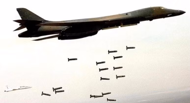 Máy bay ném bom B-1B của Không quân Mỹ đang thả bom. Ảnh: MW.