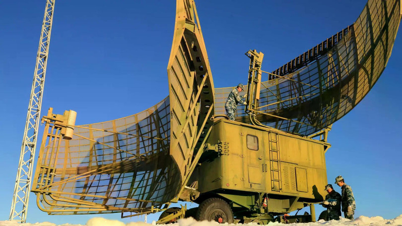 Các binh sĩ thuộc trạm radar của lực lượng không quân trực thuộc Bộ Tư lệnh Chiến khu miền Nam Quân Giải phóng Nhân dân Trung Quốc đang kiểm tra hệ thống radar sau một trận tuyết rơi dày. Ảnh: Chinamil.