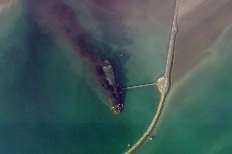 Một con tàu bốc cháy sau cuộc tấn công của quân đội Mỹ vào một cảng ở Bandar Abbas, Iran vào ngày 2/3. Ảnh: Planet Labs.