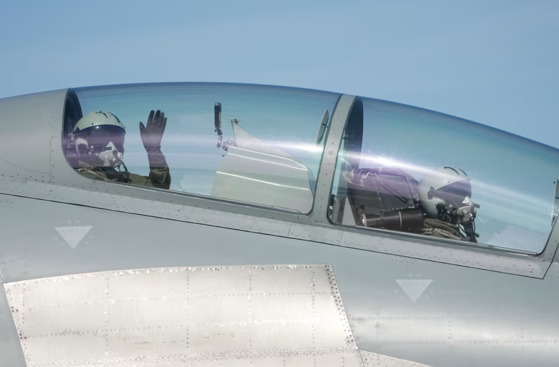 Các phi công lái chiến đấu cơ J-16 chào khán giả trong các hoạt động ngày hội hàng không năm 2025 của Không quân Trung Quốc và Triển lãm Hàng không Trường Xuân tại Trường Xuân, Trung Quốc ngày 19/9/2025. Ảnh: Getty.