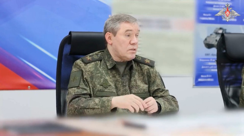 Tổng tham mưu trưởng Nga Valery Gerasimov trong chuyến thăm các đơn vị tiền tuyến. Ảnh: BQP Nga.